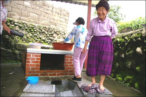 구례 마산면 냉천리 진골샘터에서 빨래하는 마을주민 